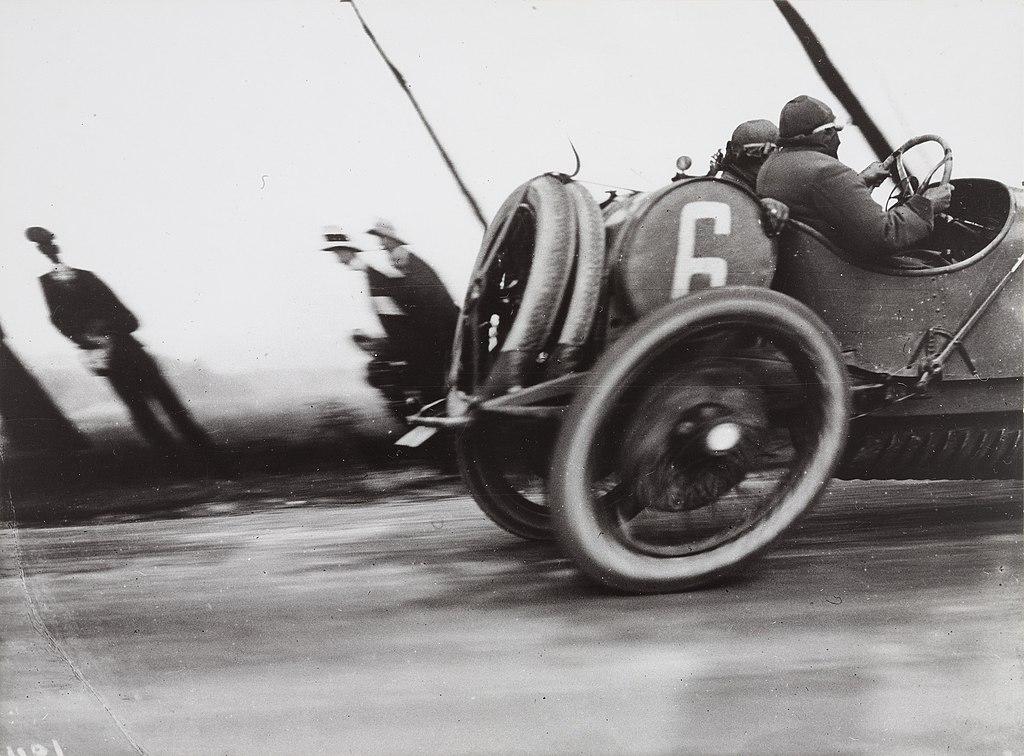 Jacques-Henri_Lartigue_Rennwagen_1912_k.jpg