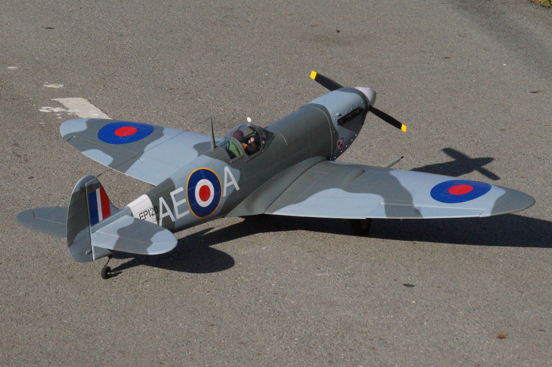 Spitfire 1.54m .55 EP-GP VQA158 (1).jpg