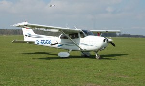 800px-Cessna_172_Skyhawk_(D-EDDX).jpg
