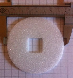 Kreis mit Rechteckloch - Mein erstes Frästeil aus 3mm Depron.JPG