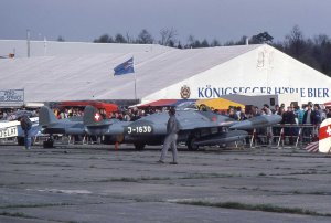 HB-RVA DH 112 Venom Friedrichshafen 1989.jpg