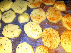 Kartoffelscheiben auf dem Blech.JPG