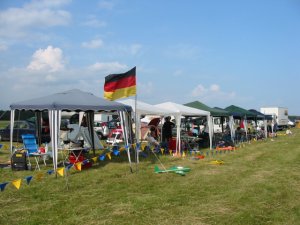 deutsches Zelt mit Fahne.JPG
